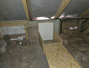 Zateplení stropu rodinného domu pomocí foukané izolace